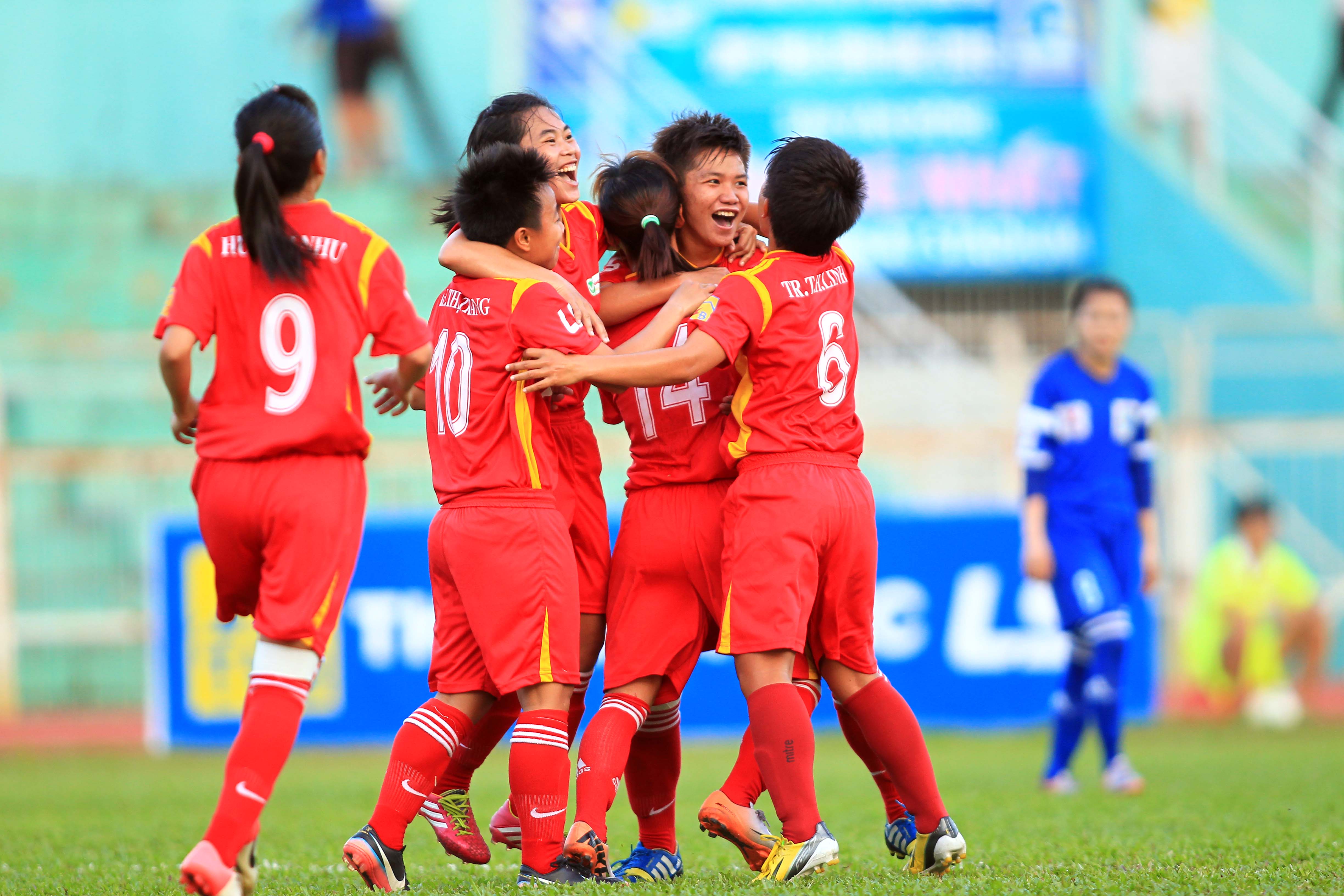 Ba trận đấu mở màn ấn tượng tại giải bóng đá nữ VĐQG - Cúp Thái Sơn Bắc 2015